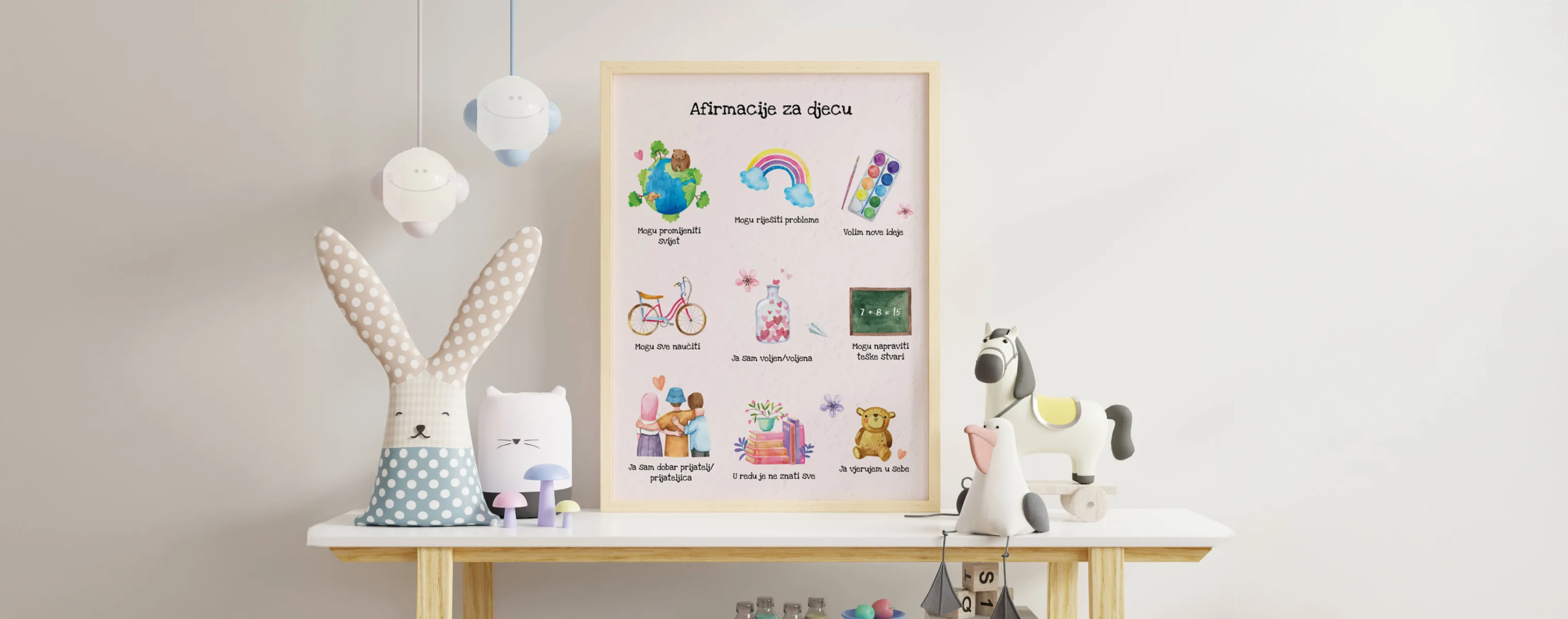 Poster „Afirmacije za djecu” uokviren na polici u dječjoj sobi, među plišanim igračkama