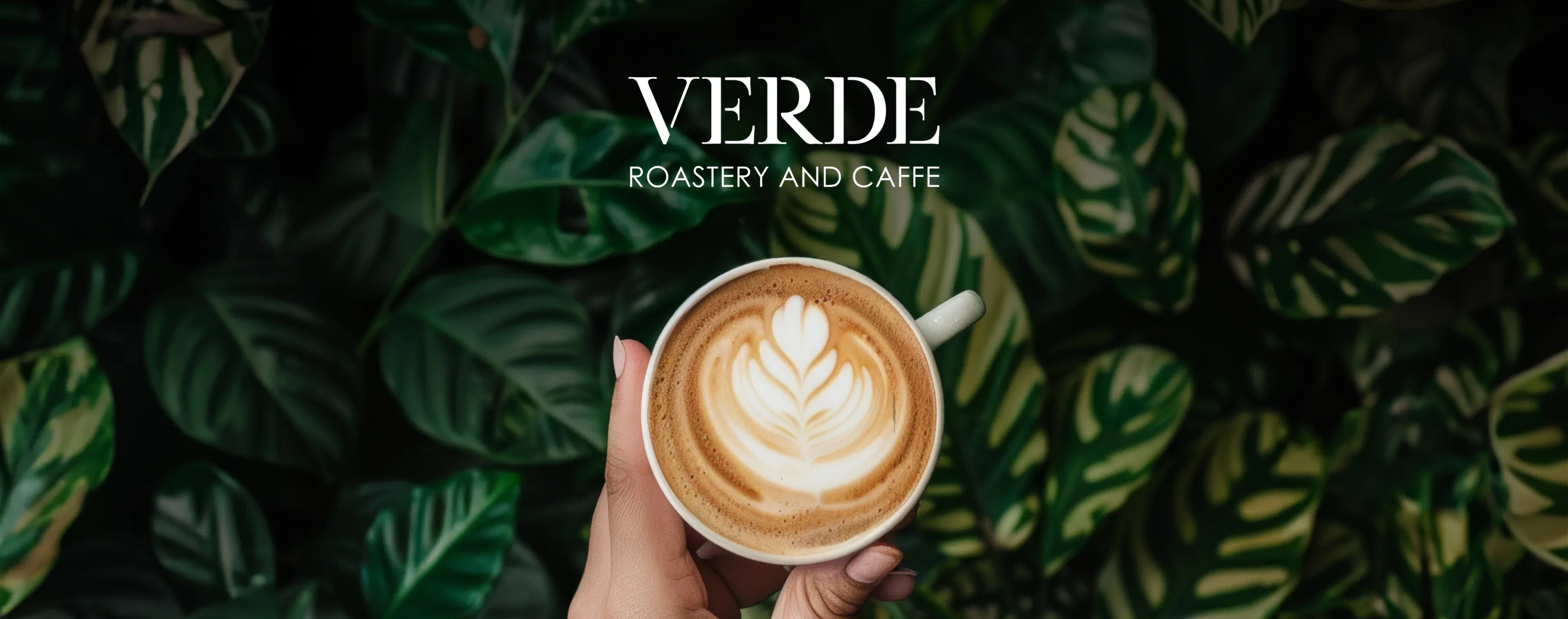 Pregled Verde vizualnog identiteta — logotip, ambalaža i primjene u kafiću