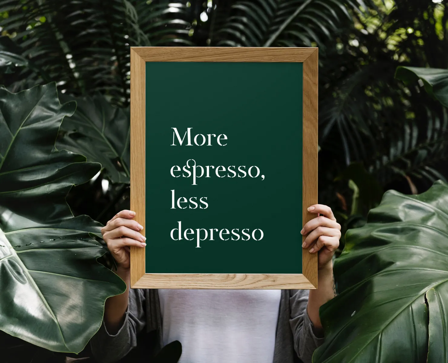 Uokvireni Verde plakat s natpisom „More espresso, less depresso“