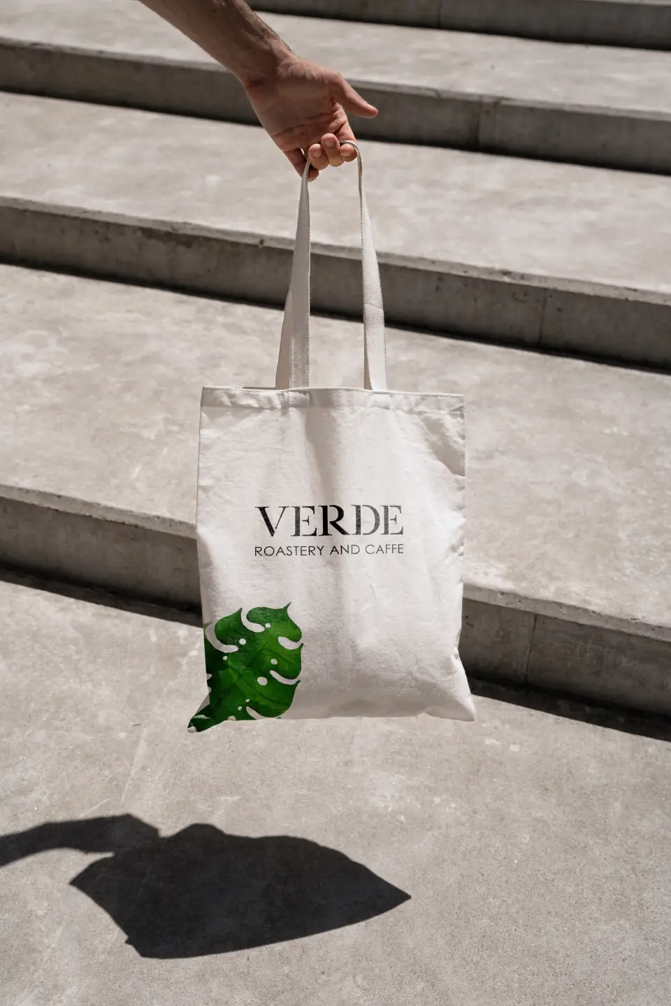 Verde platnena torba sa serifnim logotipom